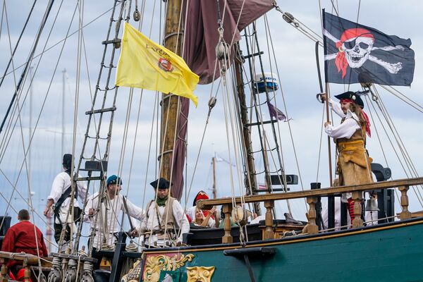 Пираты подняли Весёлого Роджера на захваченном паруснике - Sputnik Латвия