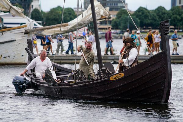 Дубовая лодка викингов, копия корабля найденого в Норвегии - Sputnik Латвия