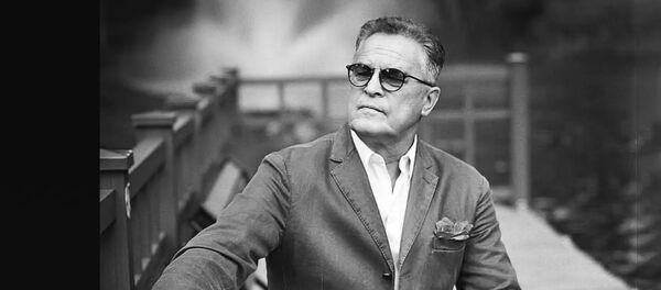 Поет Ивар Калныньш Старая Рига Не Спит музыка Гайтис Лазданс, стихи Саша Нескучаев - Sputnik Латвия