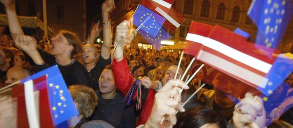 Jaunieši ar Latvijas un ES karodziņiem Jaunieši ar Latvijas un ES karodziņiem - Sputnik Latvija