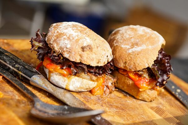 Уличная еда на праздновании Дня города Риги Уличная еда на праздновании Дня города Риги - Sputnik Латвия