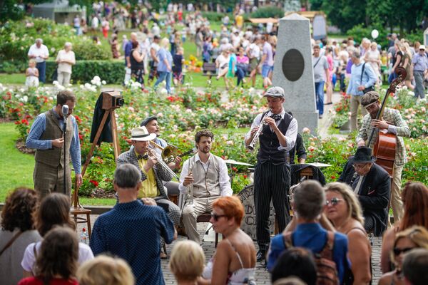 Музыканты играют в Верманском парке на праздновании Дня города Риги Музыканты играют в Верманском парке на праздновании Дня города Риги - Sputnik Латвия