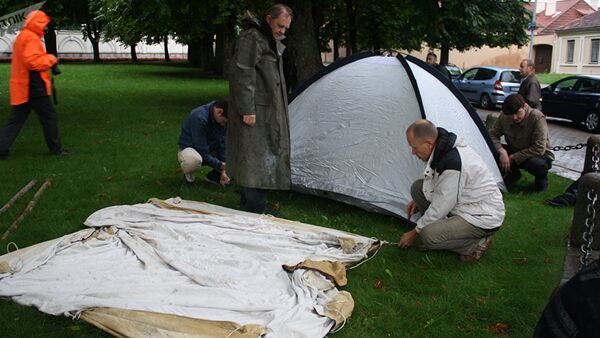 Палатки для голодающих в сквере у президентского дворца - Sputnik Латвия