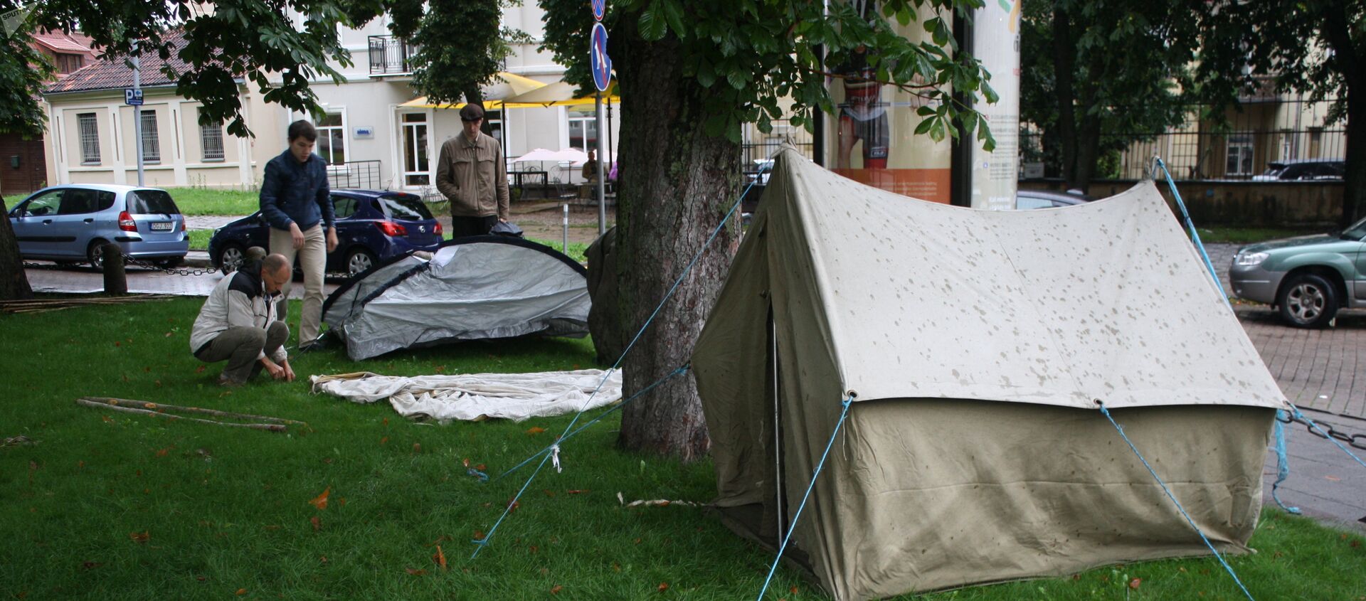 Палатки для голодающих в сквере у президентского дворца - Sputnik Латвия, 1920, 03.03.2021