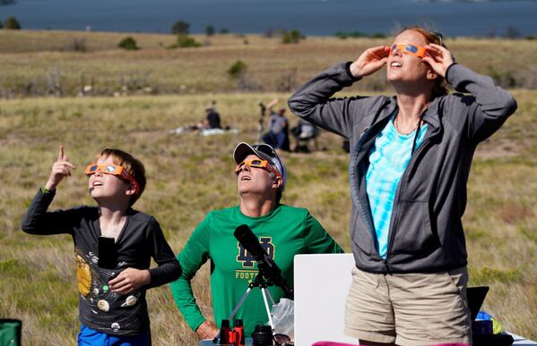 Люди наблюдают за полным солнечным затмением в Гернси в США - Sputnik Латвия