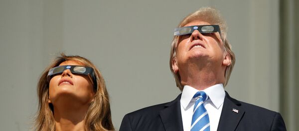 Дональд Трамп наблюдает за солнечным затмением из Белого дома в Вашингтоне - Sputnik Латвия
