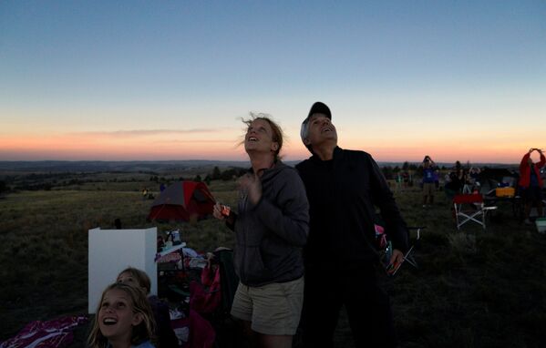 Люди смотрят на 360-градусные сумерки во время полного солнечного затмения в Гернси в США - Sputnik Латвия