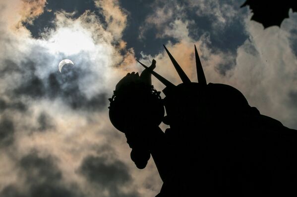 Памятник Свободы снят во время солнечного затмения в Нью-Йорке - Sputnik Латвия