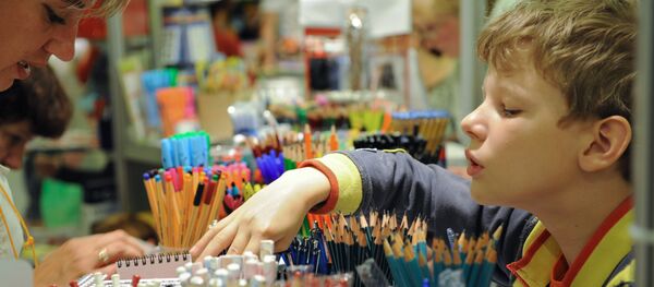 Школьная ярмарка От А до Я открылась в столичном Манеже - Sputnik Латвия