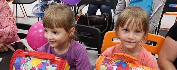 Будущие первоклассники с ранцами Будущие первоклассники с ранцами - Sputnik Latvija