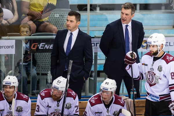 Главный тренер ХК Динамо (Рига) Сандис Озолиньш (справа на втором плане) и ассистент тренера ХК Динамо (Рига) Родриго Лавиньш (слева на втором плане) в матче регулярного чемпионата КХЛ - Sputnik Латвия