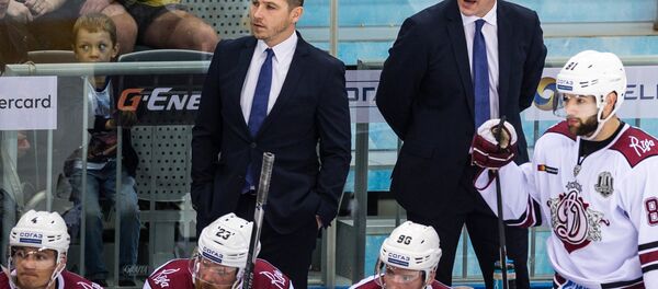 Главный тренер ХК Динамо (Рига) Сандис Озолиньш (справа на втором плане) и ассистент тренера ХК Динамо (Рига) Родриго Лавиньш (слева на втором плане) в матче регулярного чемпионата КХЛ - Sputnik Латвия