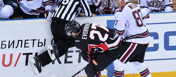 Игрок ХК Динамо (Рига) Гинтс Мэйя (справа) и игрок ХК Авангард Деннис Эверберг в матче регулярного чемпионата КХЛ между ХК Авангард (Омская область) и Динамо (Рига) - Sputnik Латвия