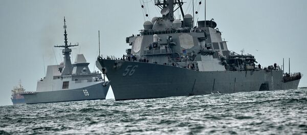 Эсминец ВМС США Джон Маккейн после столкновения с торговым судном, 21 августа 2017 Эсминец ВМС США Джон Маккейн после столкновения с торговым судном, 21 августа 2017 - Sputnik Latvija