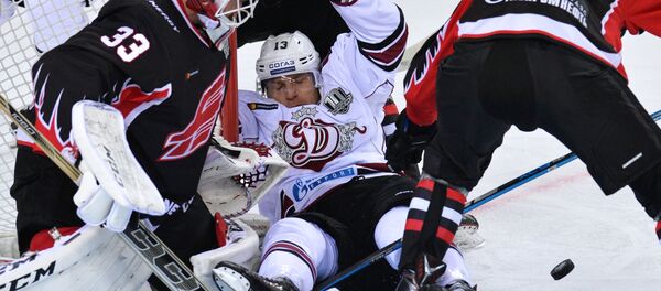 Вратарь ХК Авангард Доминик Фурх, игрок ХК Динамо (Рига) Гунарс Скворцов, игрок ХК Авангард Евгений Медведев (слева направо) - Sputnik Латвия