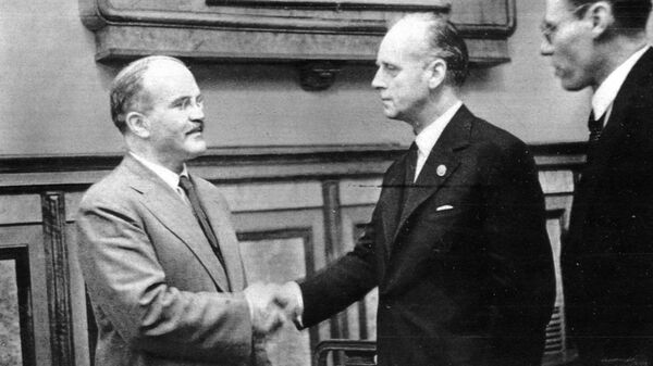 Вячеслав Молотов и Иоахим фон Риббентроп пожимают руки после подписания пакта - Sputnik Латвия