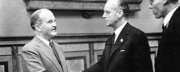 Вячеслав Молотов и Иоахим фон Риббентроп пожимают руки после подписания пакта - Sputnik Латвия