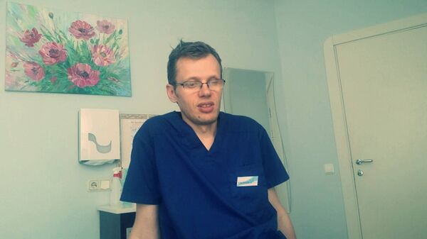 Особенный массажист Владимир на рабочем месте - Sputnik Латвия