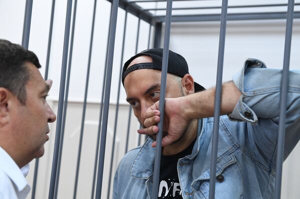 Режиссер Кирилл Серебренников, обвиняемый в организации крупного мошенничества, на заседании Басманного суда в Москве - Sputnik Латвия