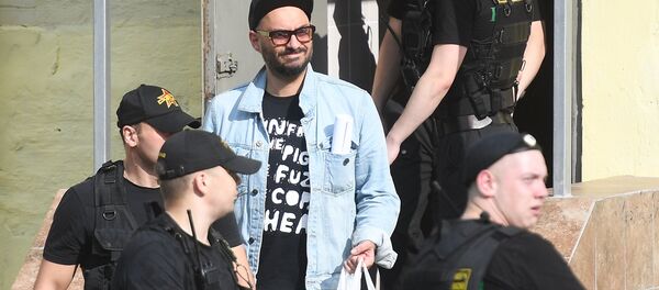 Режиссер Кирилл Серебренников, обвиняемый в организации крупного мошенничества, после заседания Басманного суда в Москве - Sputnik Латвия