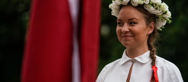 Латышская девушка в национальном костюме Латышская девушка в национальном костюме - Sputnik Латвия