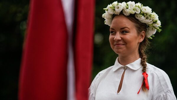 Латышская девушка в национальном костюме - Sputnik Latvija