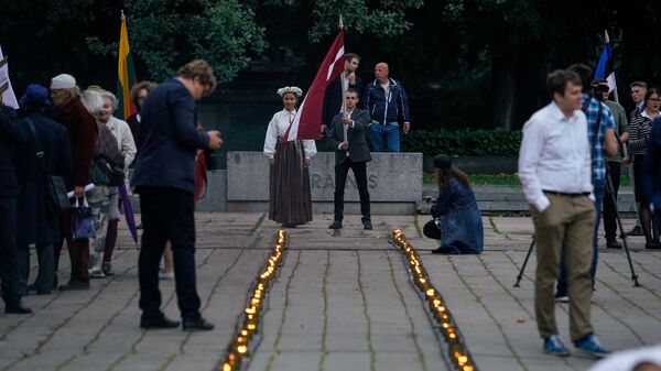 Символический огненный путь из свечек на акции памяти начала третьей Атмоды в Риге - Sputnik Латвия