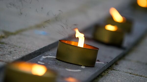 Символический огненный путь из свечек на акции памяти начала третьей Атмоды в Риге - Sputnik Латвия