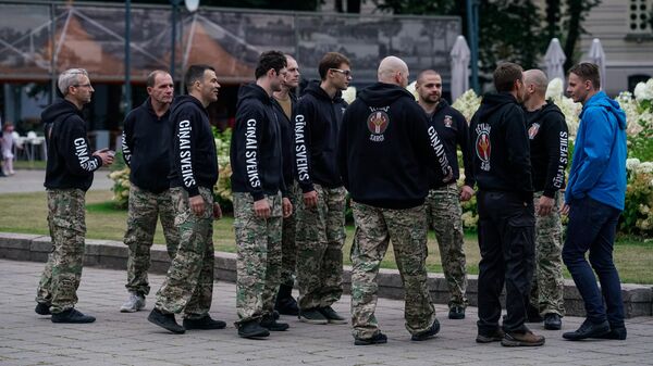 Участники национально-радикальной организации Тевияс сарги (защитники отечества) на акции памяти начала третьей Атмоды в Риге - Sputnik Латвия