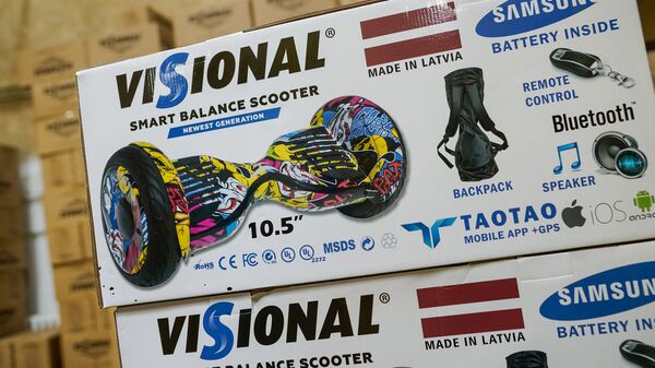 На коробке с гироскутером гордая надпись Made in Latvia - Sputnik Латвия