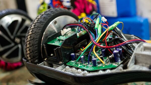 За балансировку в гироскутере отвечают платы с процессором и гироскопы с датчиками - Sputnik Латвия