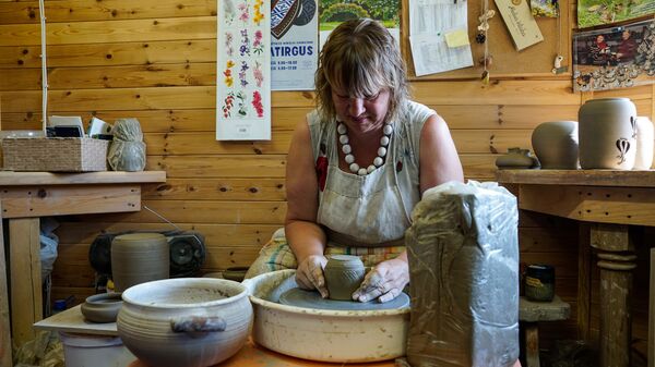 Линда Сулутаура за работой - Sputnik Латвия