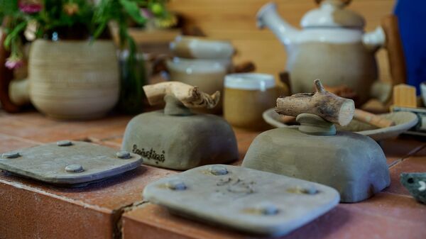 Керамика готова, осталось только обжечь в печи и нанести эмаль - Sputnik Латвия