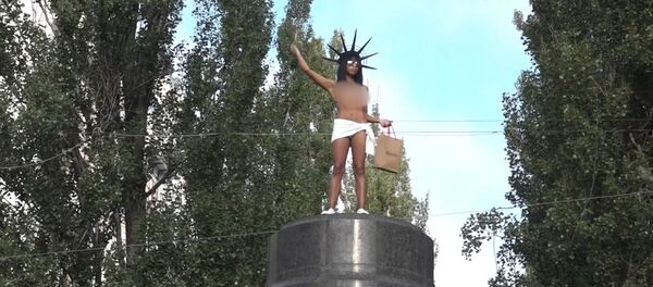 В Киеве активистка Femen бросалась конфетами Roshen с памятника Ленину - Sputnik Латвия