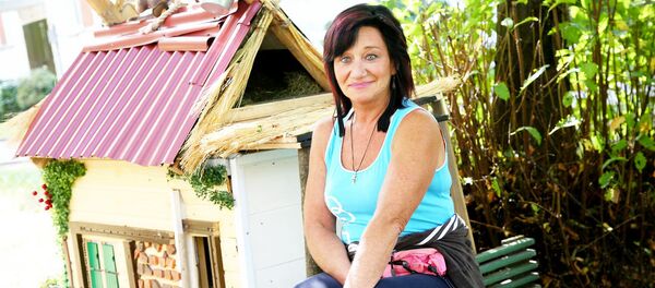 Uzņēmuma Rīgas namu pārvaldnieks sētniece Natālija Siņicina Uzņēmuma Rīgas namu pārvaldnieks sētniece Natālija Siņicina - Sputnik Latvija