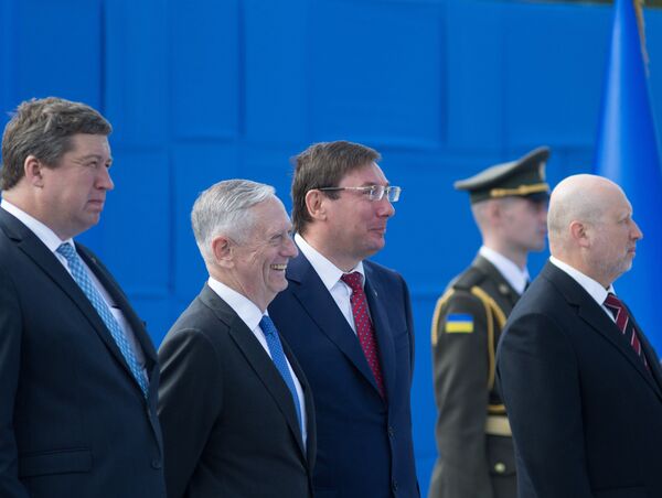 Секретарь СНБО Александр Турчинов, генеральный прокурор Украины Юрий Луценко и министр обороны США Джеймс Мэттис (справа налево на первом плане) на параде в честь Дня независимости в Киеве Секретарь СНБО Александр Турчинов, генеральный прокурор Украины Юрий Луценко и министр обороны США Джеймс Мэттис (справа налево на первом плане) на параде в честь Дня независимости в Киеве - Sputnik Латвия