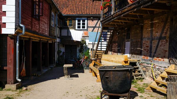 Во дворе Серде стоит огромный котел, в котором бродит пиво - Sputnik Латвия