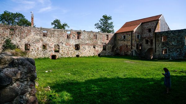 Развалины старого рыцарского замка Ливонского ордена - Sputnik Латвия