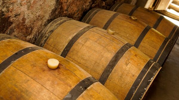 Вино выдерживается в настоящих дубовых бочках - Sputnik Латвия