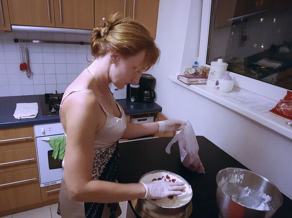 Кондитер Екатерина Сергеева за работой - Sputnik Латвия