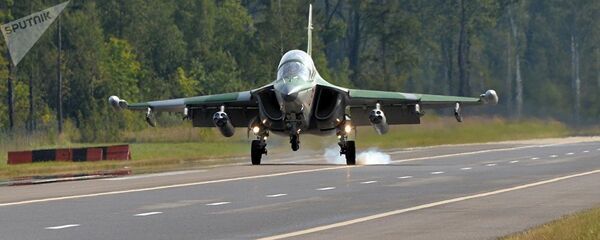 Jk-130 nosēžas uz autoceļa šosejas aerodroma posma - Sputnik Latvija