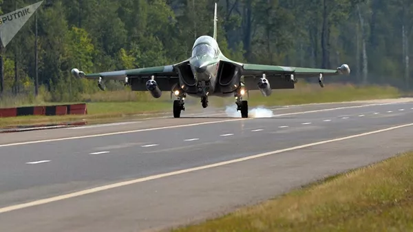 Jk-130 nosēžas uz autoceļa šosejas aerodroma posma - Sputnik Latvija