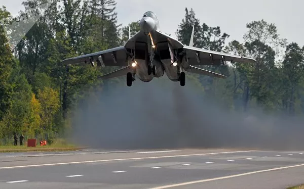 МиГ-29 садится на аэродромный участок автомобильной трассы МиГ-29 садится на аэродромный участок автомобильной трассы - Sputnik Latvija