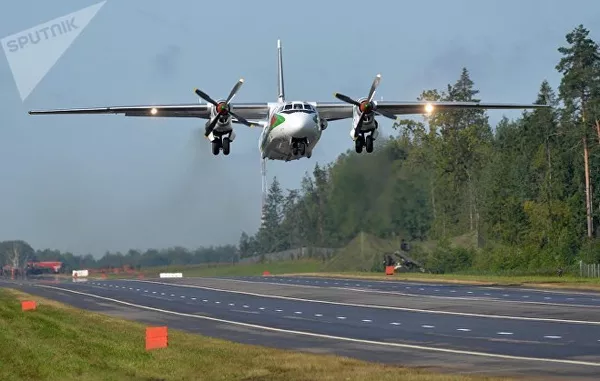 Взлет Ан-26 после разгрузки Взлет Ан-26 после разгрузки - Sputnik Latvija