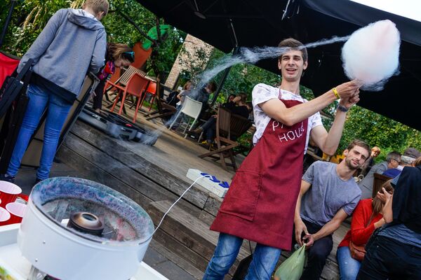 Производство сахарной ваты со стороны выглядит как магия - Sputnik Латвия