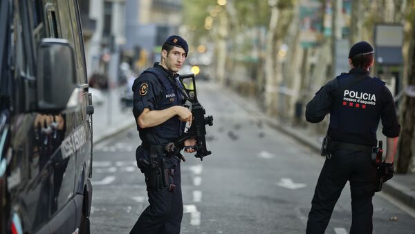Усиленные патрули на улицах Лас-Рамблас после теракта, Барселона - Sputnik Латвия