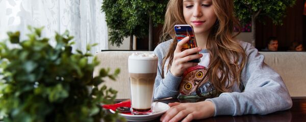 Девушка со смартфоном - Sputnik Latvija