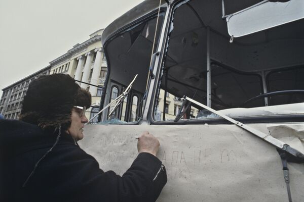 Обстрелянный автобус на улице Ленина (Бривибас) в центре Риги, январь 1991 года - Sputnik Латвия