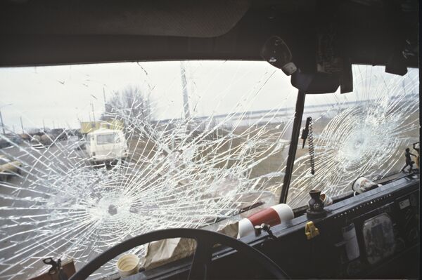 На месте гибели шофера Министерства сообщений Латвии Робертса Мурниекса, ставшего первой жертвой январских событий в Латвии. Следы пуль на лобовом стекле микроавтобуса - Sputnik Латвия