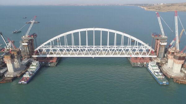 Железнодорожную арку Крымского моста доставили на фарватер - Sputnik Латвия